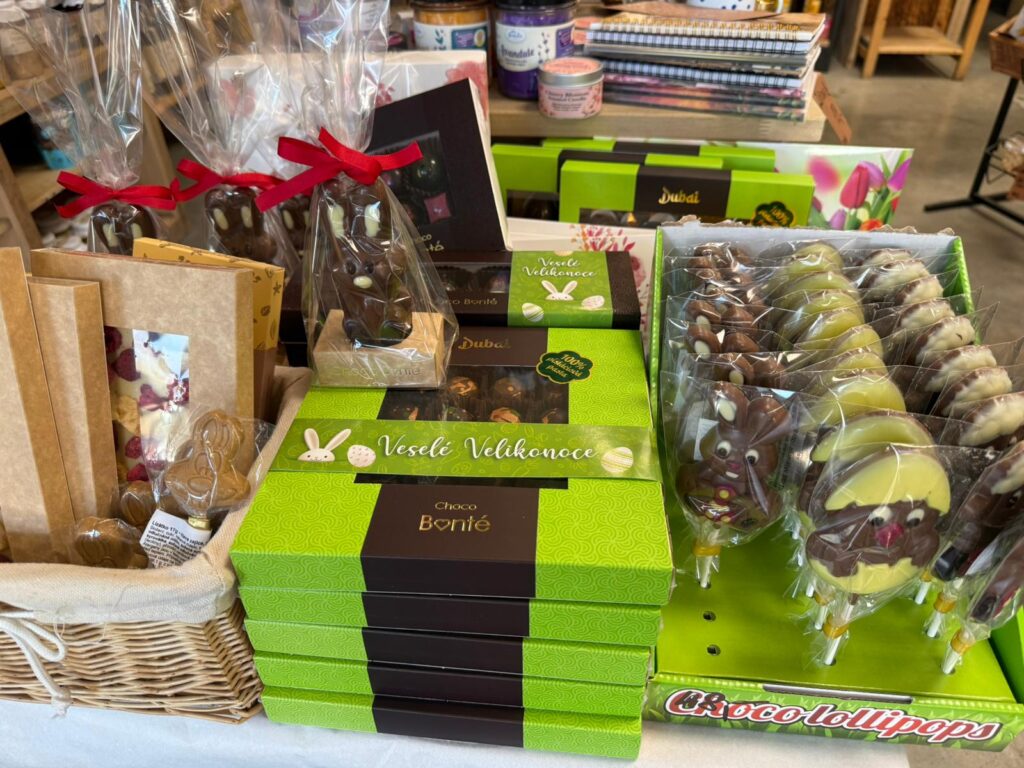 Čokoládová velikonoční lízátka s motivem kuřátka a zajíčka